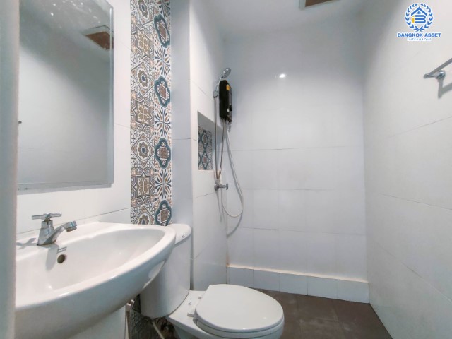 *****ทาวน์โฮมมือสองย่านกรุงเทพฯ ม.เทพประทาน สรงประภา เนื้อที่กว้างขวางถึง 25 ตร.ว. พร้อมฟังก์ชัน 4 ห้องนอน 3 ห้องน้ำ 1 ที่จอดรถ บ้านปรับปรุงใหม่ พร้อมเข้าอยู่ บนทำเลใกล้สนามบินดอนเมือง เข้าสู่ใจกลางเมืองได้อย่างสะดวกสบาย ใกล้รถไฟฟ้าสายสีแดง "สถานีดอนเมือง" และทางด่วน "ศรีสมาน"